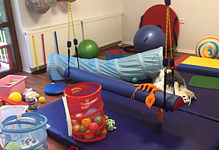Gabinet z zabawkami i przedmiotami do integracji sensorycznej