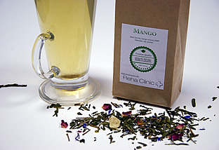 Na zdjęciu filiżanka oraz paczka z zieloną herbatą z Mango